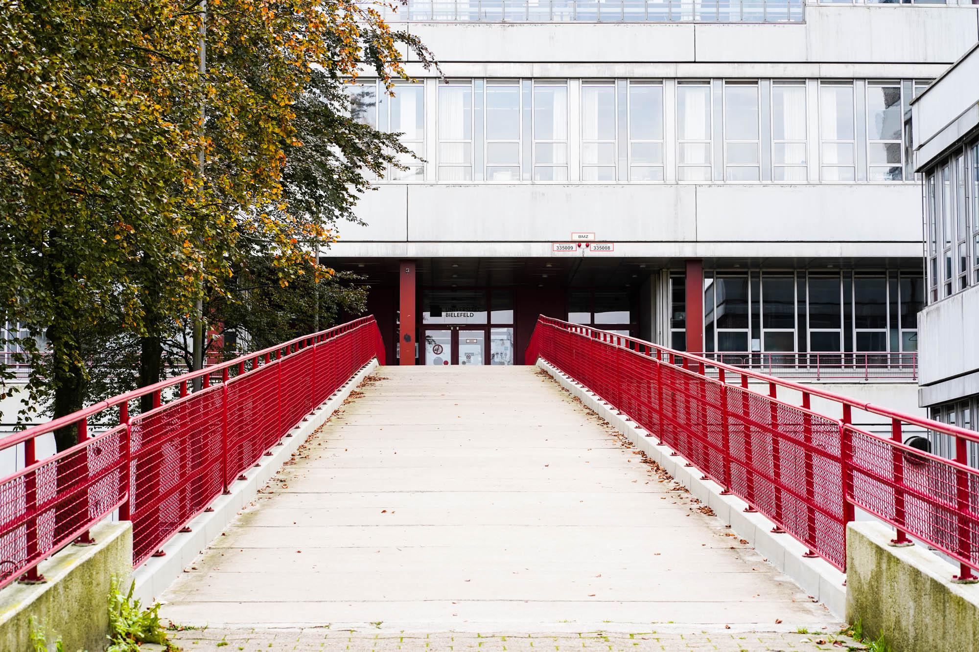 Haupteingang Universität Bielefeld davor Lageplan mit Braille Schrift
