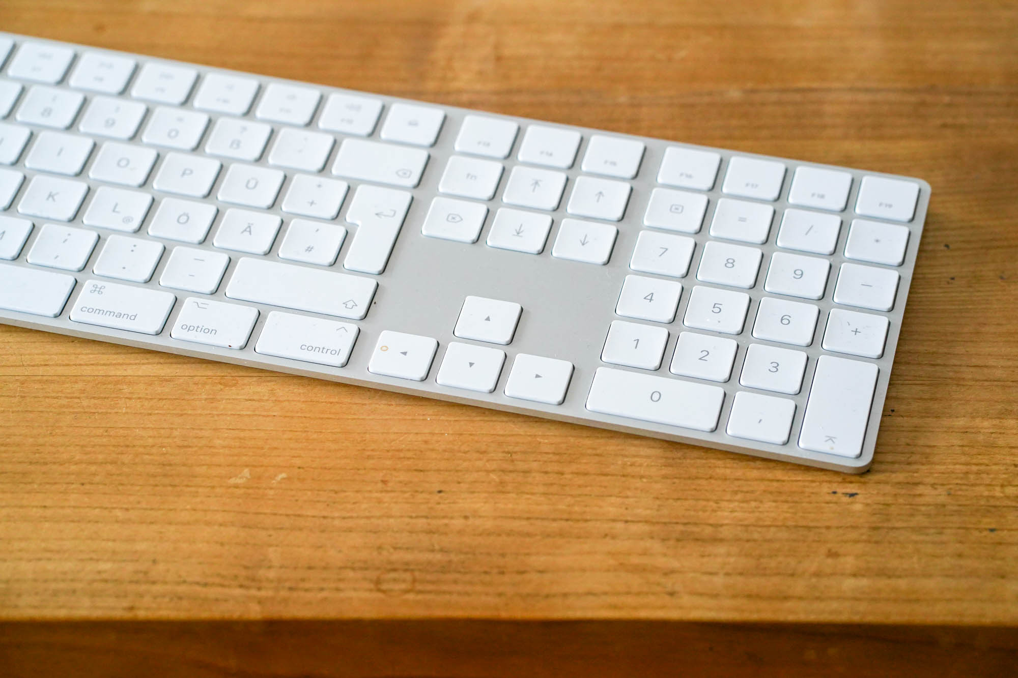 Eine weiße Tastatur, auf der einige Buchstaben fehlen
