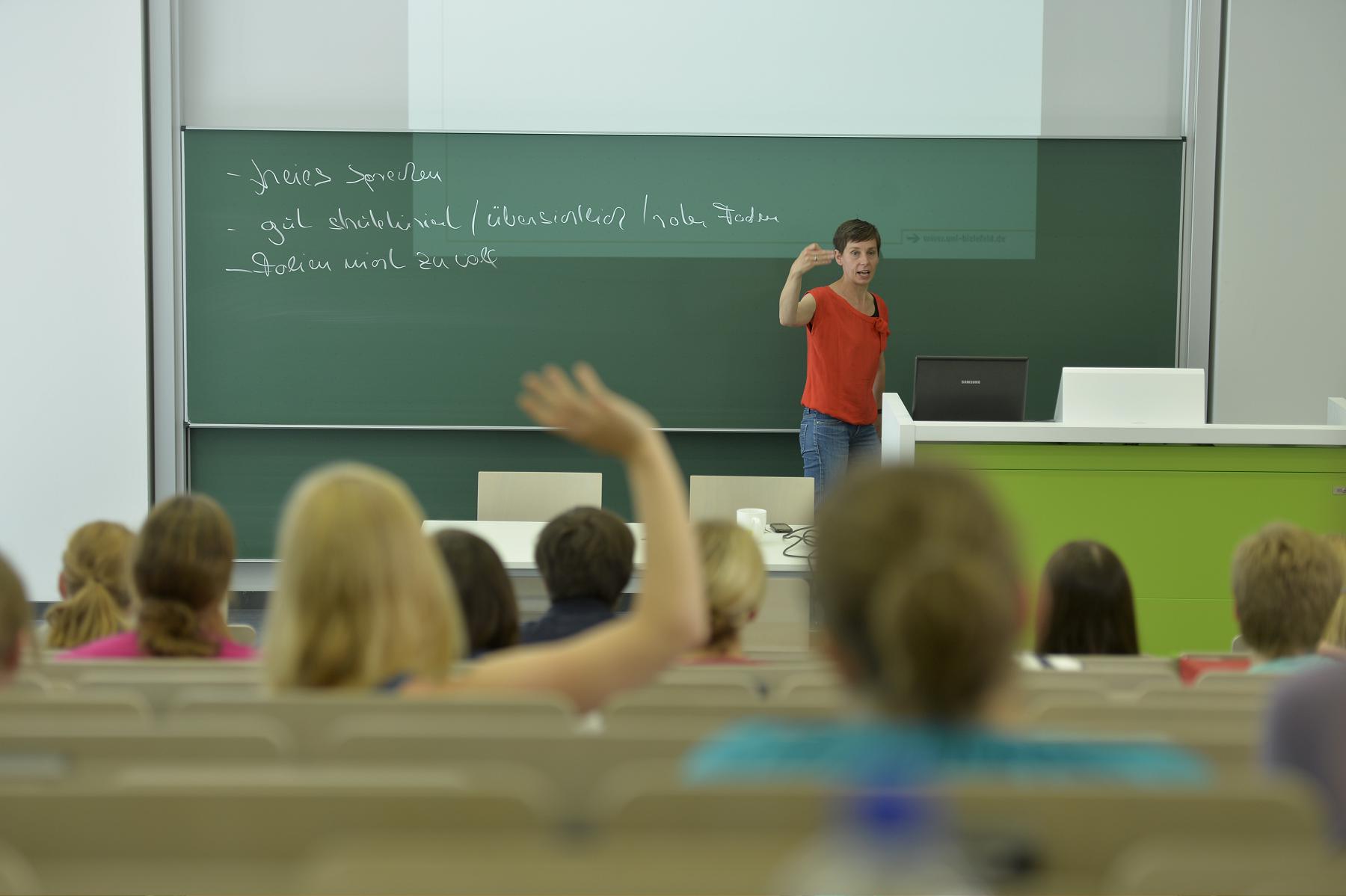 Foto einer Lehrsituation in einem Vorlesungssaal