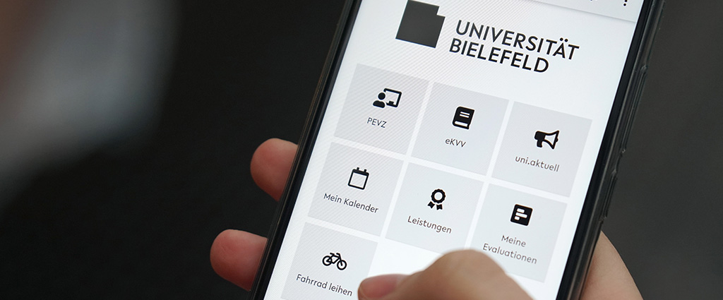 Blick auf einen Smartphone-Bildschirm, auf dem die „Meine Uni“-App geöffnet ist.